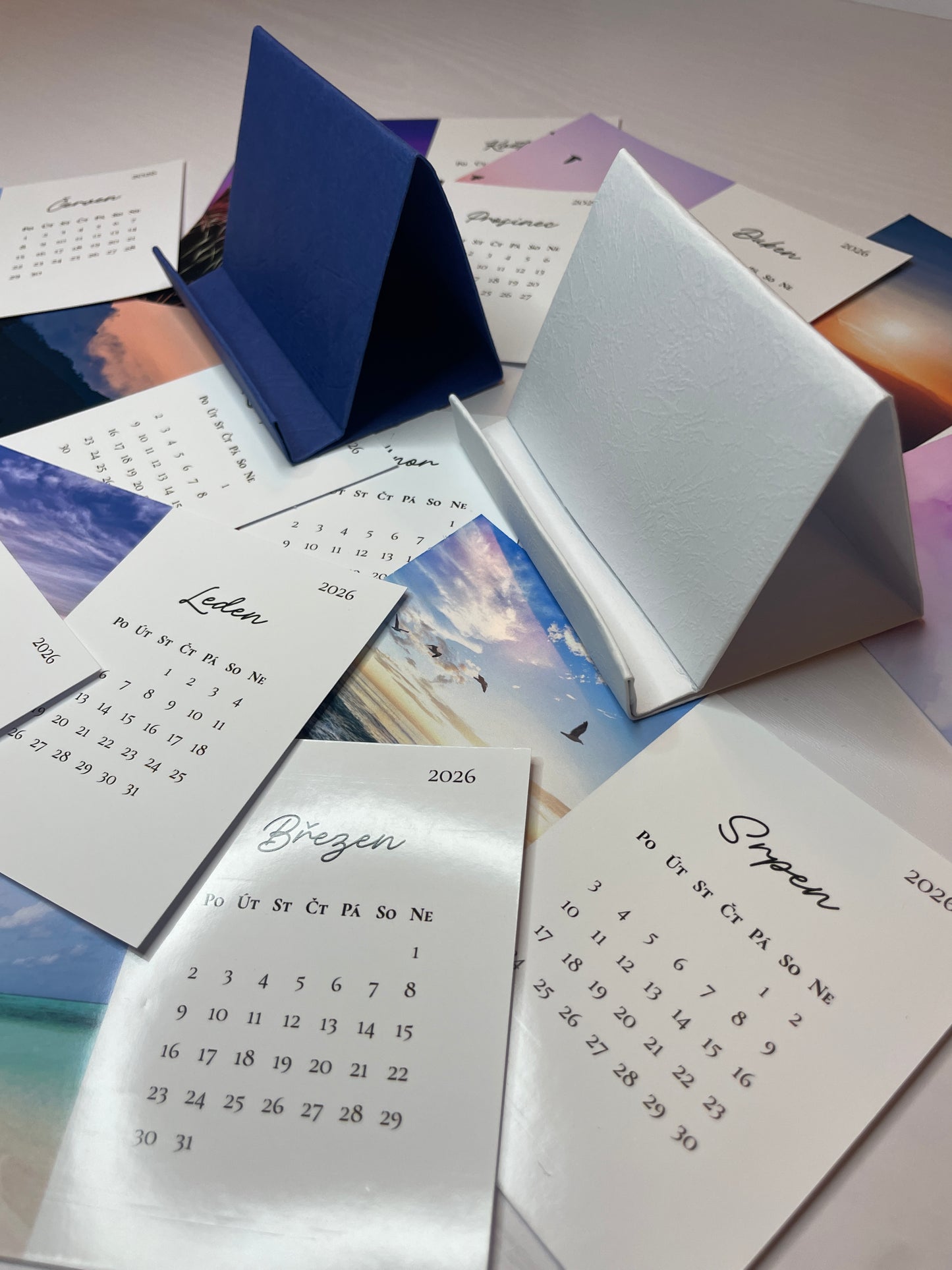 Stolní měsíční fotokalendář 2026 se stojánkem, fotky 10x15 cm - editovatelná šablona